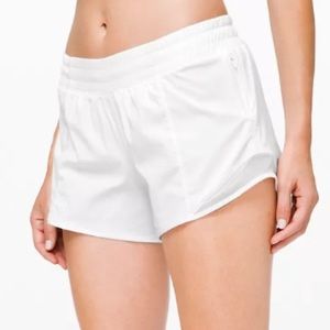 Lululemon Women’s White Hotty Hot shorts size 2 inseam 4 (tall)